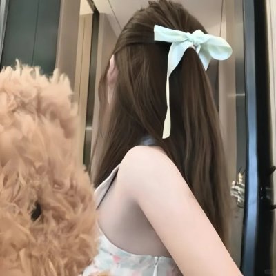 穿条纹睡衣的男孩